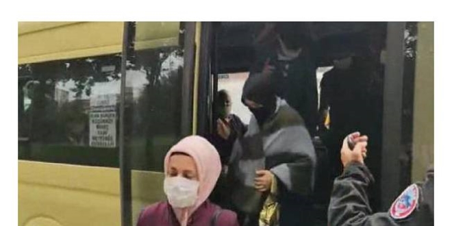 7 kişilik minibüsten 23 kişi indi