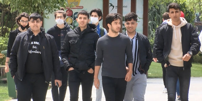 Gençler dışarı çıktı.. Sosyal mesafeye uymadılar