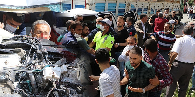 Kaza yerinde sosyal mesafe uyarısı yapan polise saldırdılar