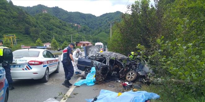 Trabzon'da yanan otomobildeki 3 kişi öldü, 1 kişi yaralandı