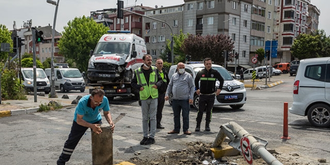 İstanbul'da ambulans kaza yaptı: 3 sağlık çalışanı yaralı