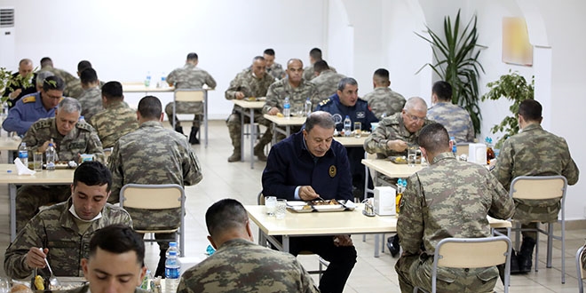 Akar ve komutanlar sınır hattında komandolarla iftar yaptı