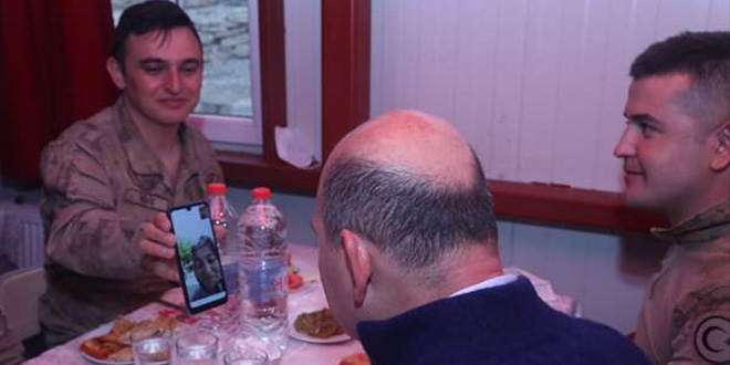 İçişleri Bakanı Soylu, Yüksekova'da asker ve polislerle bayramlaştı