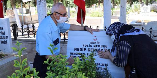 15 Temmuz şehidi oğlunun kıyafetini giyerek mezarını ziyaret etti
