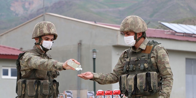 �ran'�n s�f�r noktas�nda Hudut Kartallar� bayramla�t�