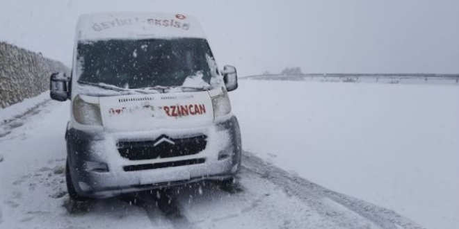 Erzincan'da kar ve tipi ulam aksatyor