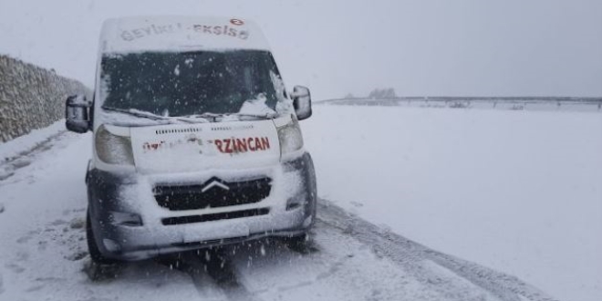 Erzincan'da kar ve tipi ula��m� aksat�yor