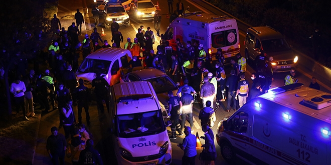 Alkollü sürücü polis uygulama noktasına daldı: 5 polis yaralı