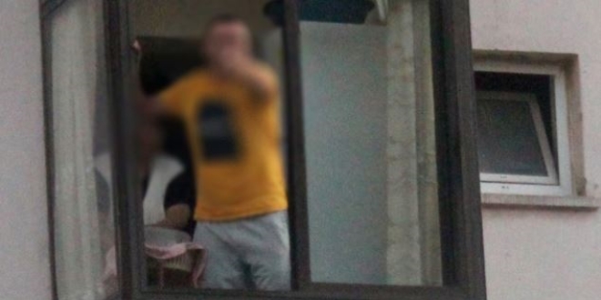 Dur ihtarına uymadı, evine kaçıp balkondan polisle tartıştı