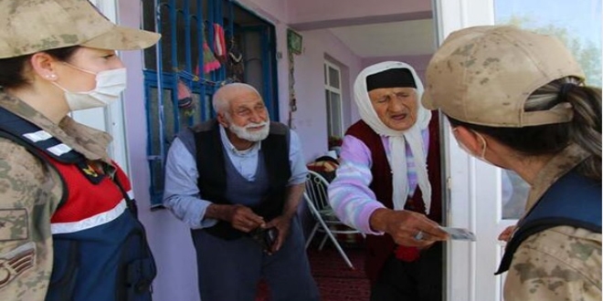 65 yıllık evli çiftin, Mehmetçikle 'Bayram Harçlığı' diyaloğu gülümsetti