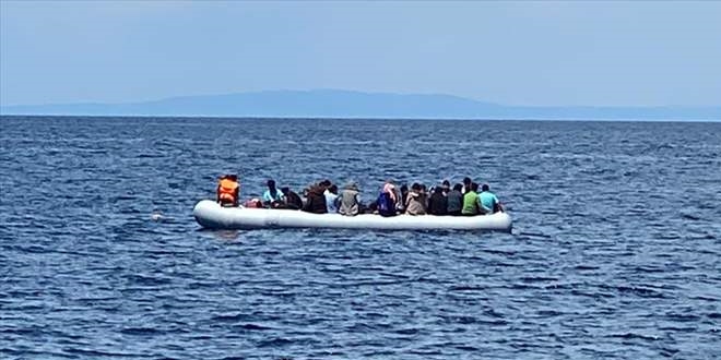 Yunan sahil güvenliğinin Türk kara sularına ittiği sığınmacılar kurtarıldı
