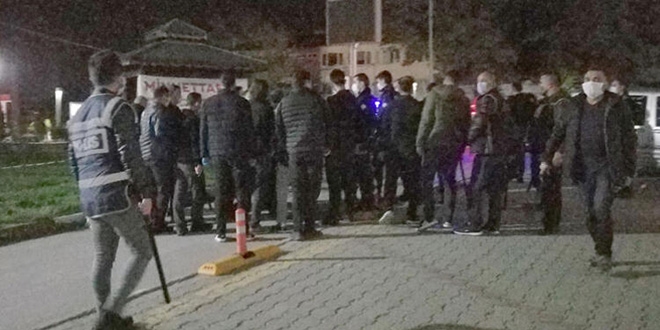 Muhtar hem hamile kadına hem de polislere saldırdı