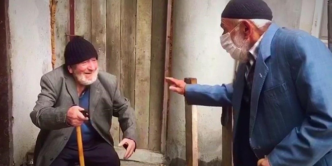 Yaşlılardan hüzünlendiren bayramlaşma: Sarılmak istedi ama sarılamadı