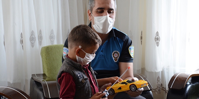 Polisten, kendilerini görünce balkonun altına saklanan çocuğa sürpriz