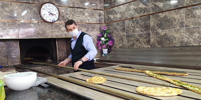 Sivas Valisi, pide fırınında ekmek pişirdi
