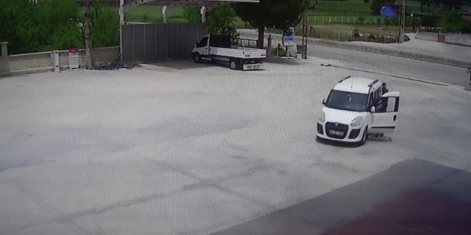 Yakıtı biten aracı, polisler akaryakıt istasyonuna kadar itti