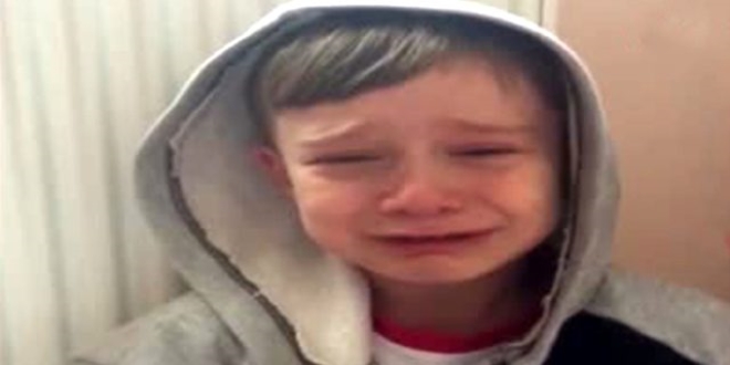 Bayram şekeri için ağlayan miniğin yüzünü, başkan güldürdü