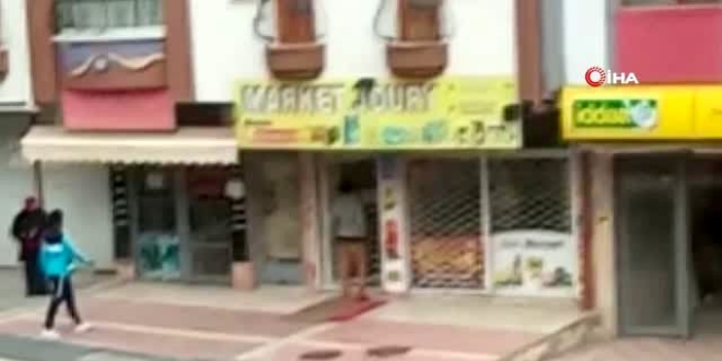 Başkent'te kurallara uymayan bir market satışına devam etti