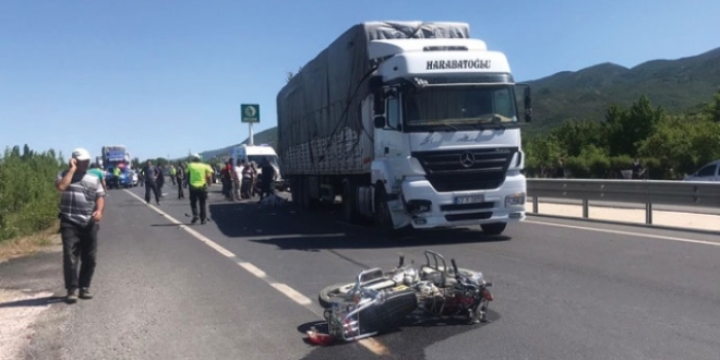 Tırla çarpışan motosikletteki karı koca öldü