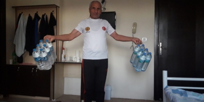 'Gardiyan atlet', karantinada kaldığı yurt binasının koridorlarında koşuyor