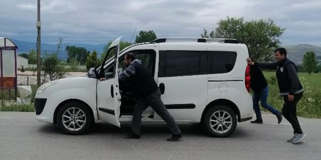 Yakıtı biten aracı, polisler akaryakıt istasyonuna kadar itti
