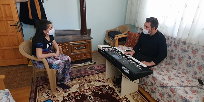 Yılın öğretmeni, öğrencileri için köy köy dolaşıyor