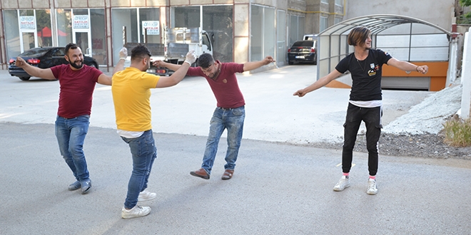 Kısıtlamanın son günü oyun havası eşliğinde ekmek sattılar
