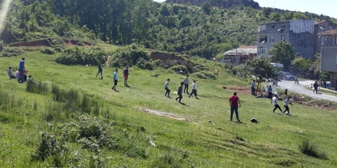 Ormanlık alanda mangal yakıp, futbol oynadılar