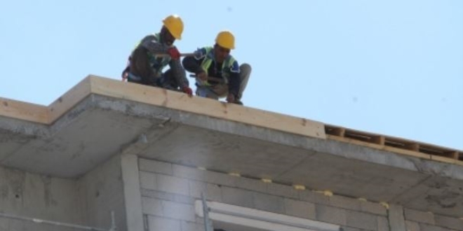 Depremzede konutları için işçiler bayramda da mesaide