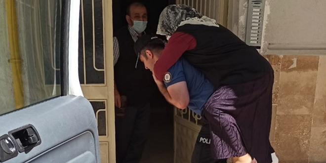 Hasta kadını polis sırtında taşıdı