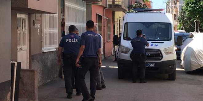 Eşini darbetti, kendisini engellemeye çalışan babası ve kardeşini de bıçakladı