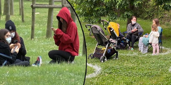 3. kez d��ar� ��kan �ocuklar sosyal mesafe �emberlerinde oynad�