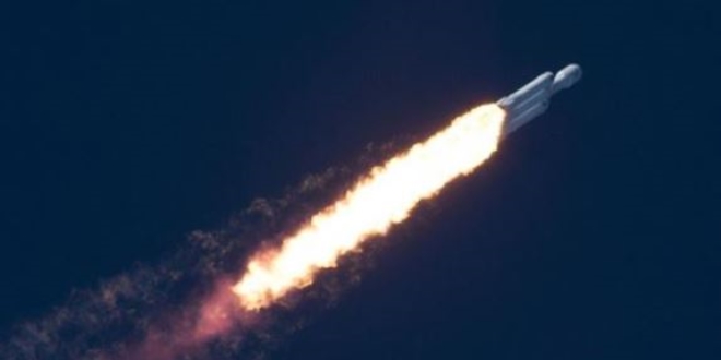 SpaceX'in ilk insanlı uzay mekiği denemesi ertelendi