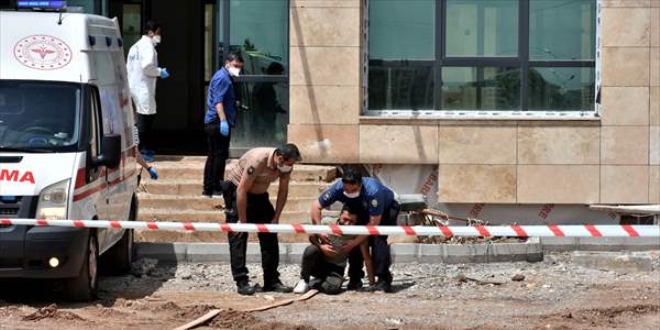 Adli Tıp binasının inşaatında vinçten düşen iki işçiden biri öldü