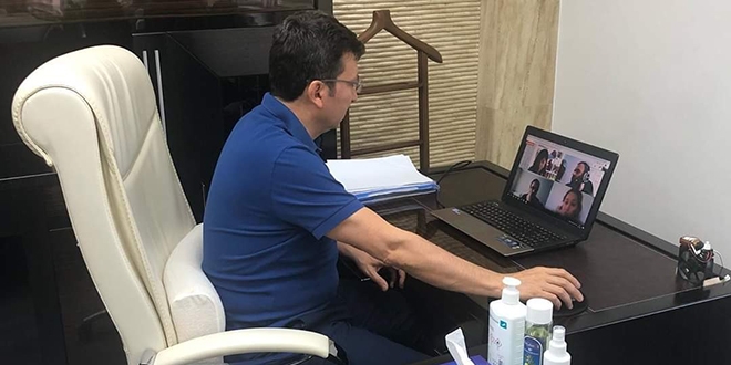 Dışarda Kaymakam, içerde öğrenci