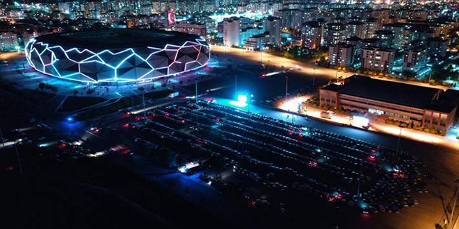 Konyalılar açık havada Naim: Cep Herkülü'nü izledi