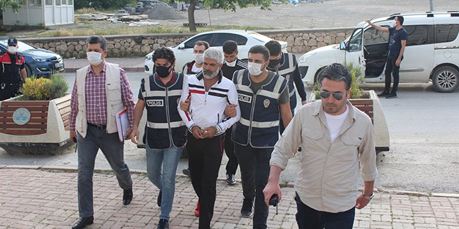 Otomobile silahl� sald�r�y� kul�p ba�kan� ve o�lu yapm��