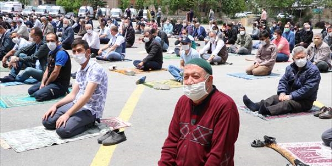 Vatandalar cami avlular, pazaryerleri ve statta cuma namaz kld