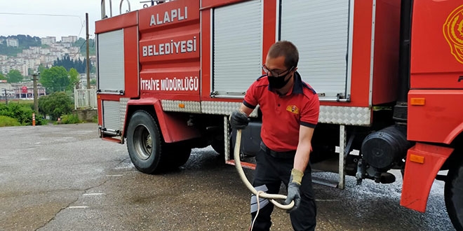 Namaz sırasında 2 metrelik yılan paniğe neden oldu