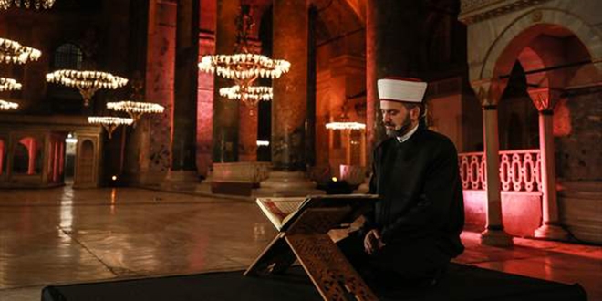 Ayasofya'da Fetih Suresi okundu