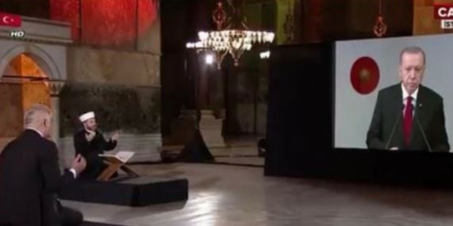 FETÖ firarisi Ayasofya'da Fetih Suresi okunmasını şikayet etti