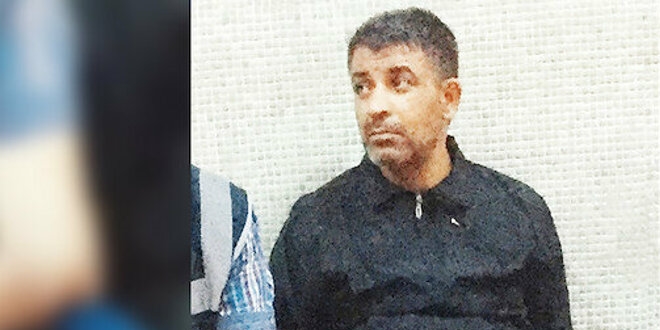 Makam odasında yapacağı yargılamalar için hukuk metinlerini okumuş