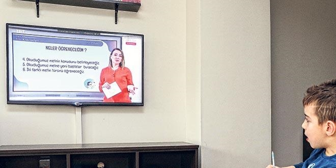 Uzaktan eğitim 'iletişim'i kesti