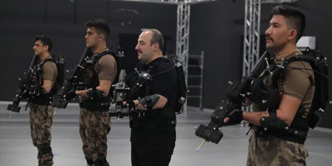 Mustafa Varank silah kuşandı, polislerle hücre evi bastı!