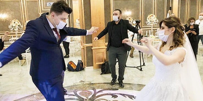Bilim Kurulu Üyesi'nden 'düğün' açıklaması