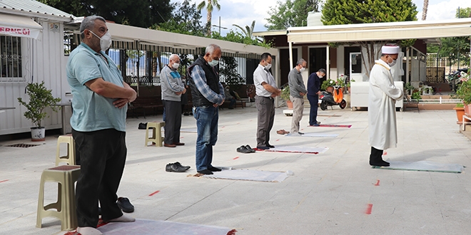 Sokağa çıkma izninde cemaatle namaz hasretlerini giderdiler