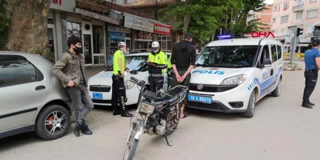 Plakasız motosiklet ile gezen 2 gence 11 bin TL ceza