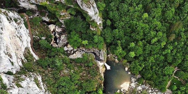 Ilıca Şelalesi ziyaretçileriyle buluşmayı bekliyor