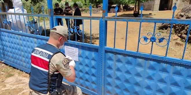 Geçmiş bayram kutlamasına gitti, 12 ev karantinaya alındı