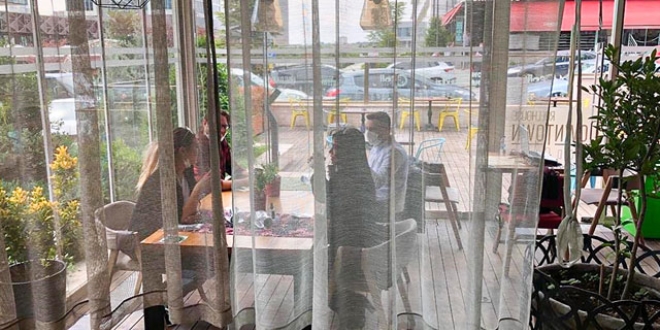 Ankara'da bir kafede perdeli koronavirüs önlemi